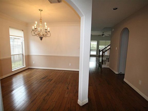 Formal dinning room area with double crown molding.
