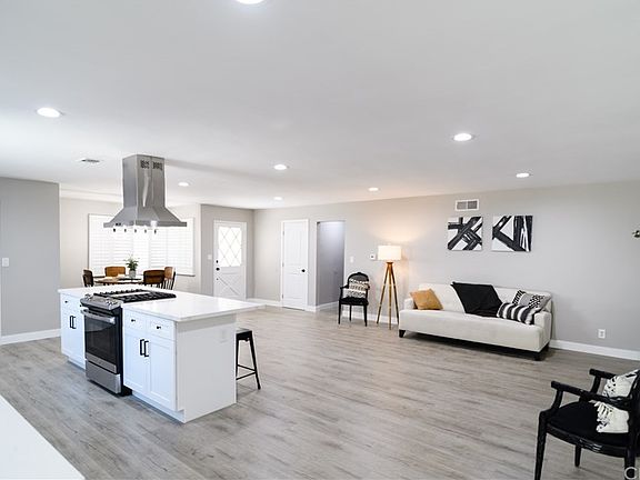 5th image of 525 Stanford Ave