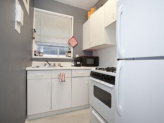 5th image of 310 W 49th St APT 5D