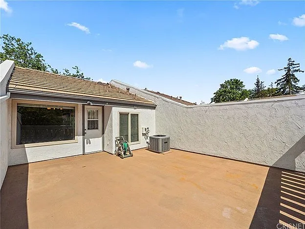2054 Los Feliz Dr — Photo 12