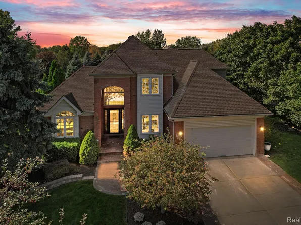 7999 Turnberry Dr, Whitmore Lake, MI 48189