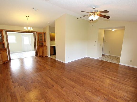 4th image of 2820 Pineridge Cir