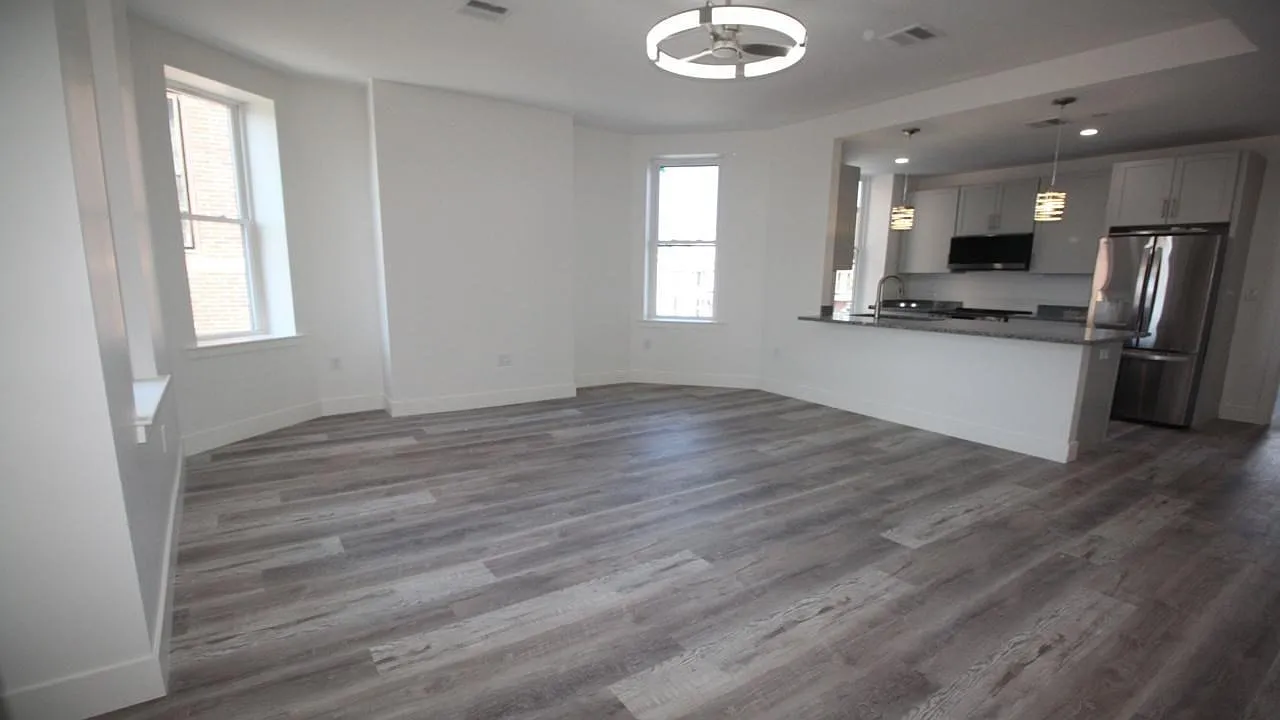 2 bed, 2.0 bath, 99999 sqft, $3,900 — Photo 2