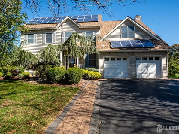 18 Lovell Dr, Plainsboro, NJ 08536