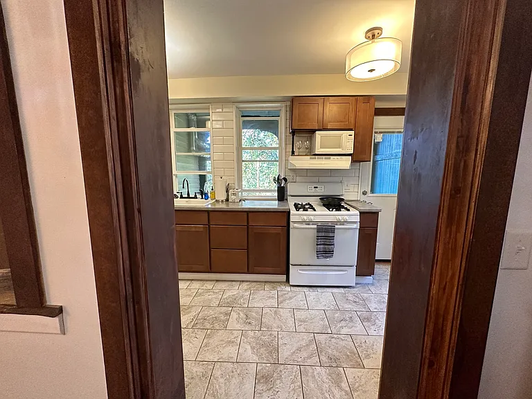 216 University Ave — Photo 24