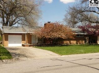 302 W 26th Ave, Hutchinson, KS 67502