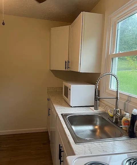 2407 Holliday St — Photo 14