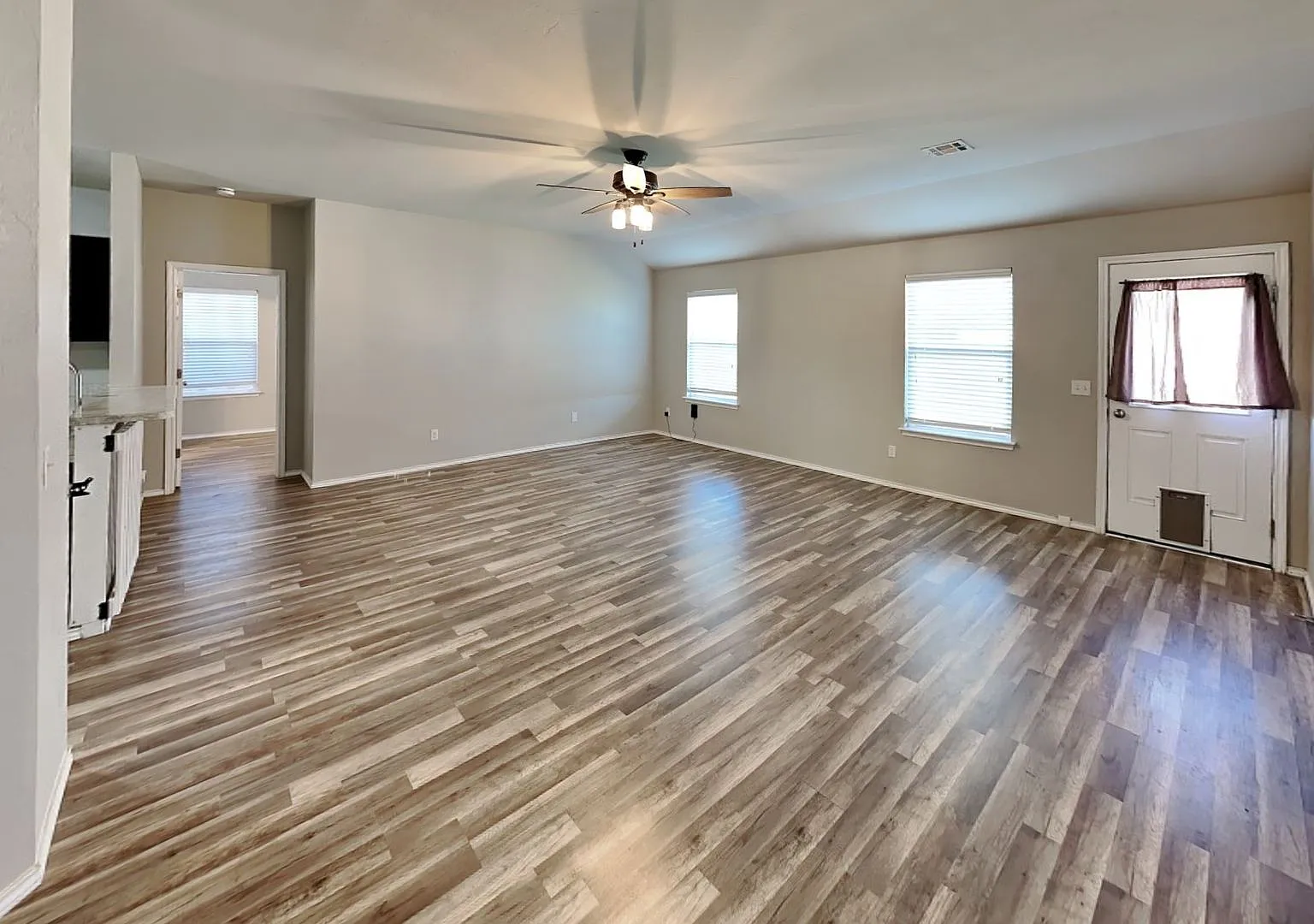 Beautiful 3 Bedroom 2 Bath Home With Storm Shelter in Mustang Schools — Photo 4