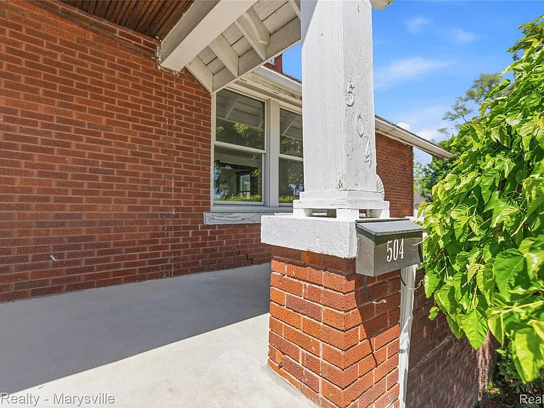 504 Clinton Ave — Photo 39