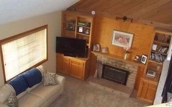 What a 'Pretty Picture'! Lovely blinds, great views, lots of natural light! A 'PERFECT' place to rel