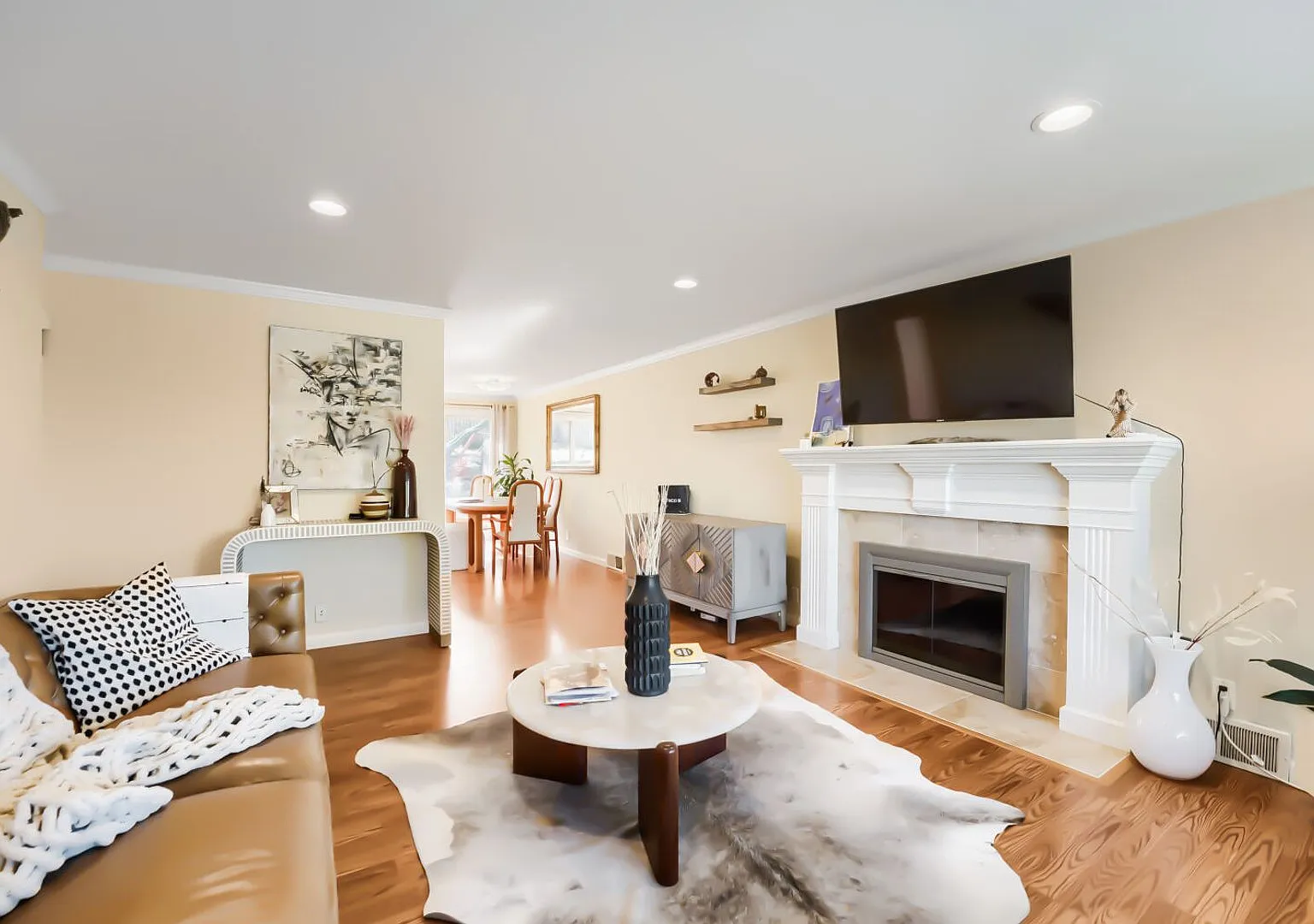 Charming 3-Bedroom Lakeridge Home with Large Fenced Backyard — Photo 2