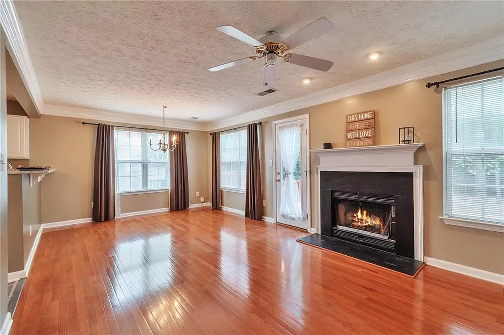 3 bed, 2.5 bath, 1294 sqft, $2,400 — Photo 4