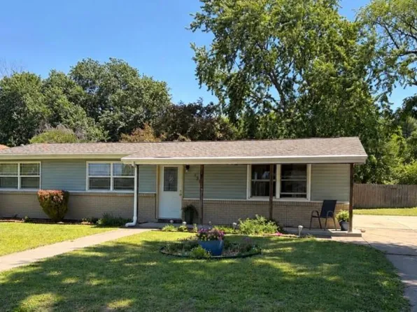 132 Center St, Pekin, IL 61554