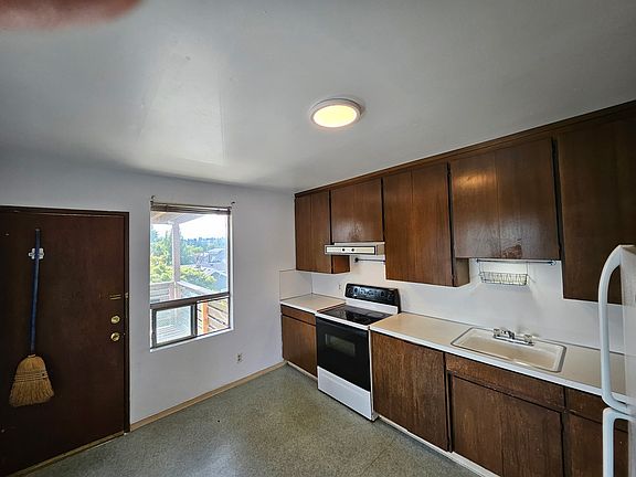 4th image of 3907 Wallingford Ave N APT 2