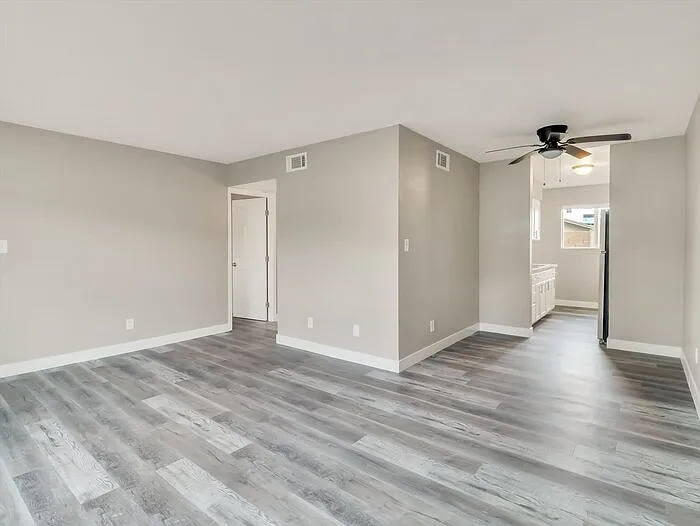 Building Photo - 260 W 8th Ave #124