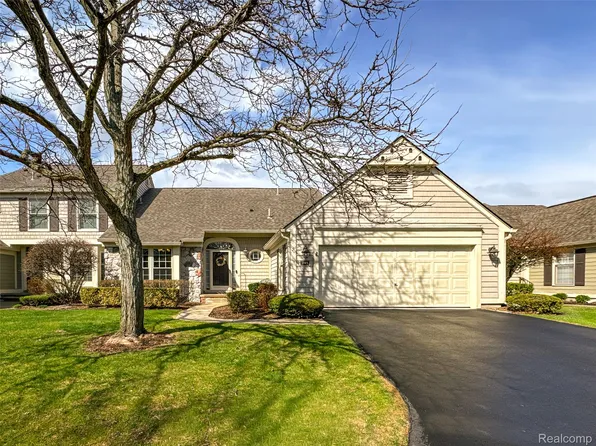 741 Briar Hill Ln #111, Bloomfield Hills, MI 48304