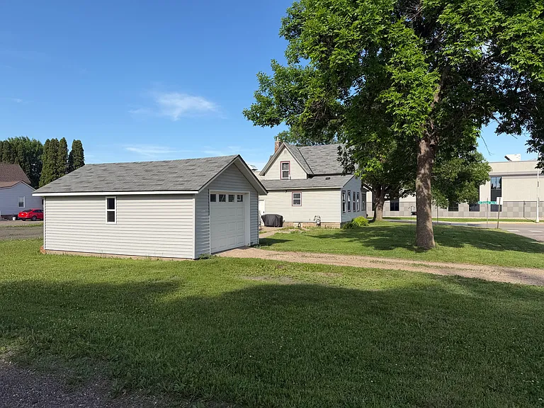 605 Chandler Ave N — Photo 3