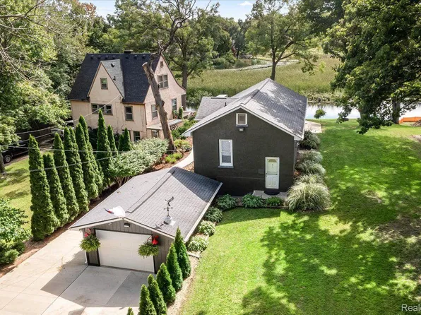 227 Shotwell St, White Lake, MI 48386