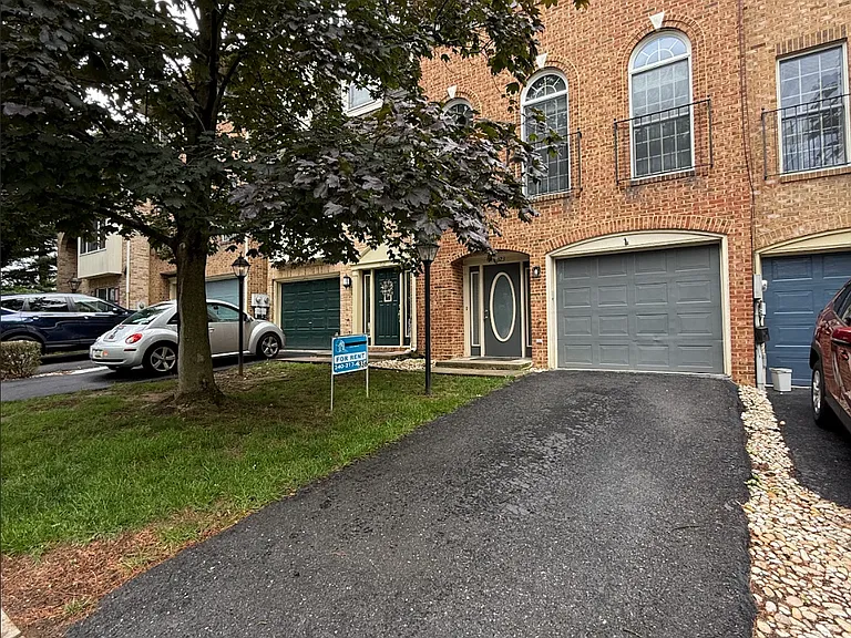 1023 Lindsay Ln — Photo 1