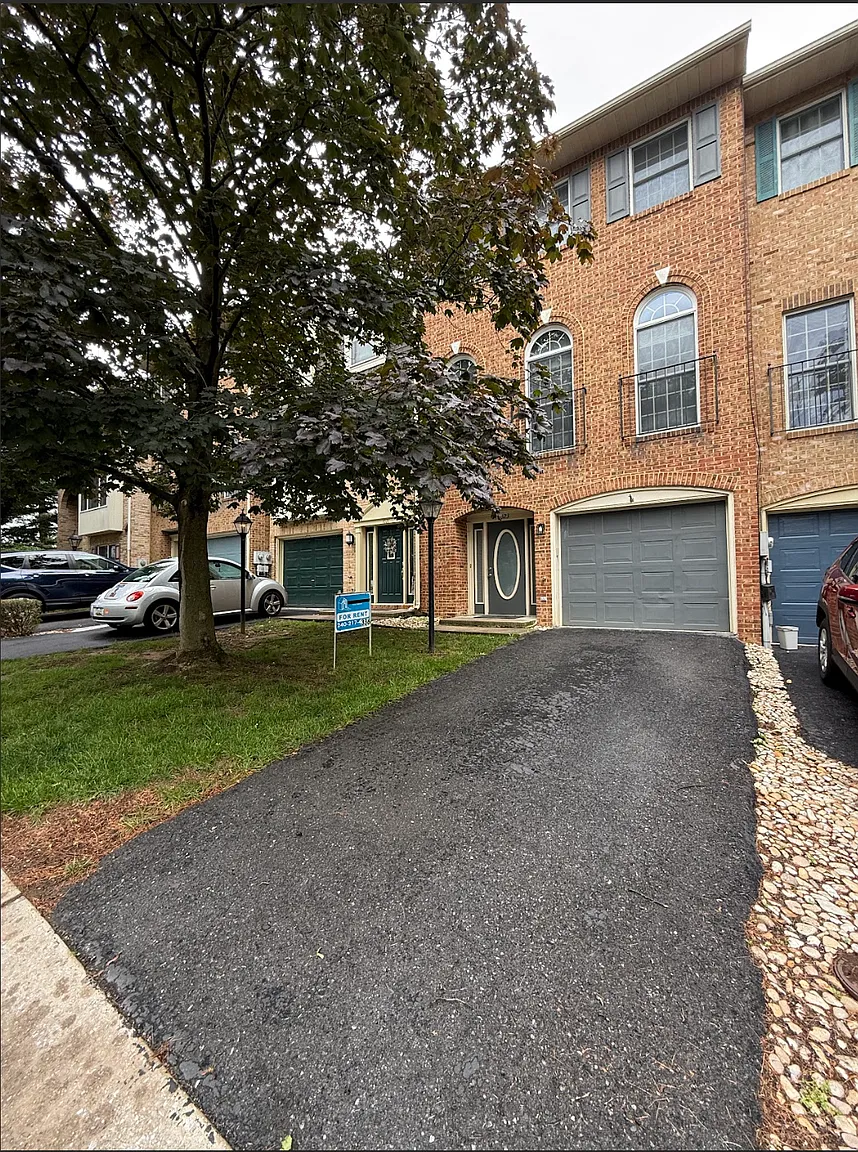 1023 Lindsay Ln photo 1