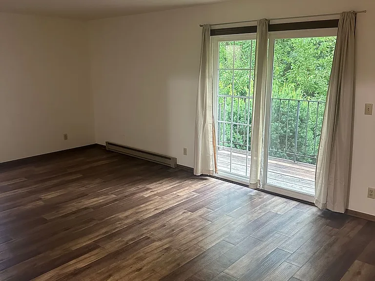Immaculate Updated 2 Bedroom 1 bath — Photo 2