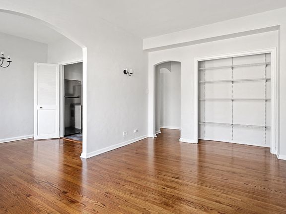 5th image of 535 W Cornelia Ave APT 8W