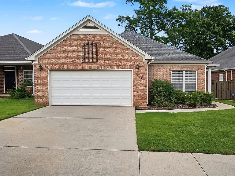 141 Canterbury Dr — Photo 2