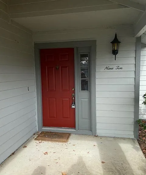 910 N Lakewood Ter — Photo 2