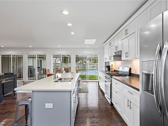 5th image of 458 Waterbury Cir