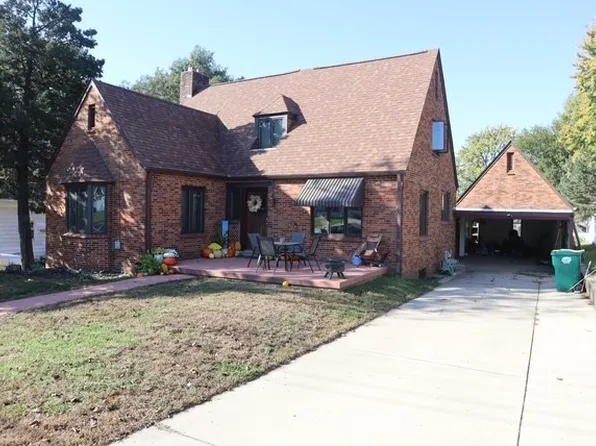 119 5th St, Walnut, IL 61376