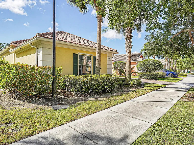 11427 SW Rockingham Dr — Photo 2