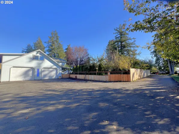 1819 Spruce St, Myrtle Point, OR 97458