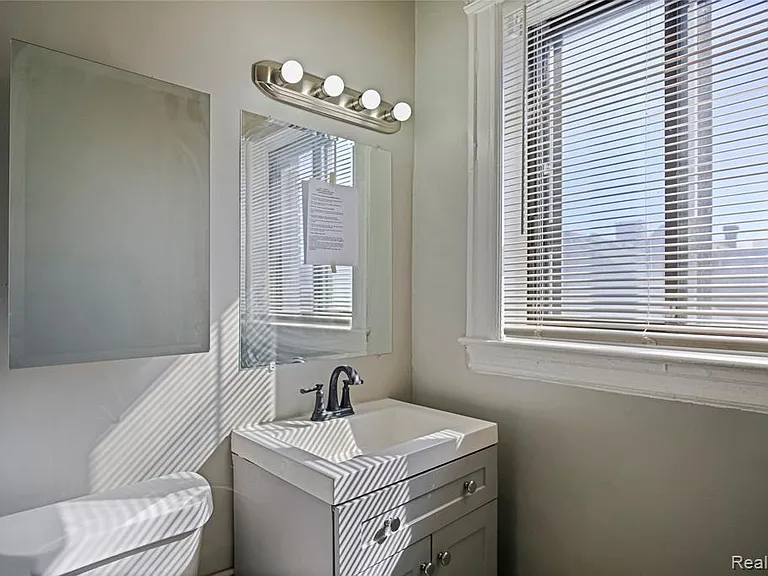 68 E Willis St #9 — Photo 8