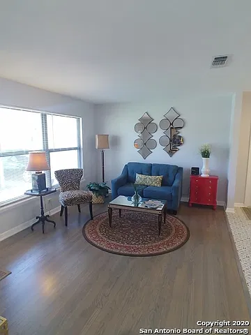 3 bed, 1.0 bath, 1205 sqft, $1,695 — Photo 2