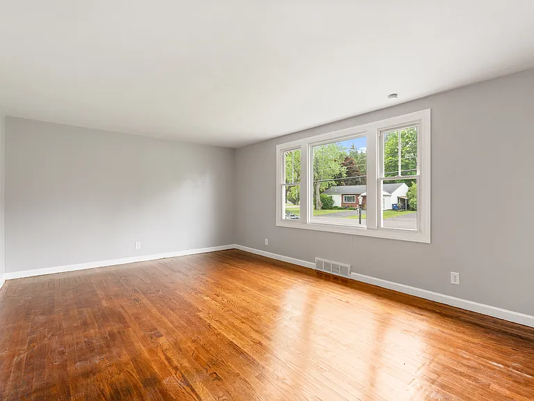 102 Oakridge Dr — Photo 5