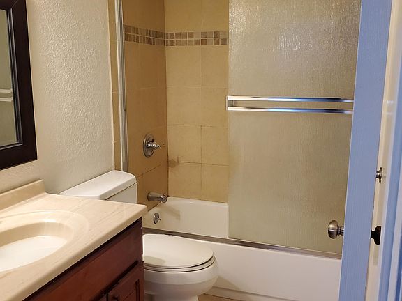 5th image of 114 Woodbury Cir