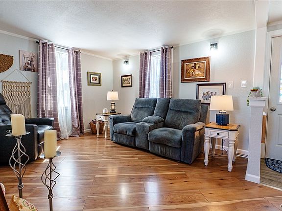 3rd image of 16 Jefferson Ct