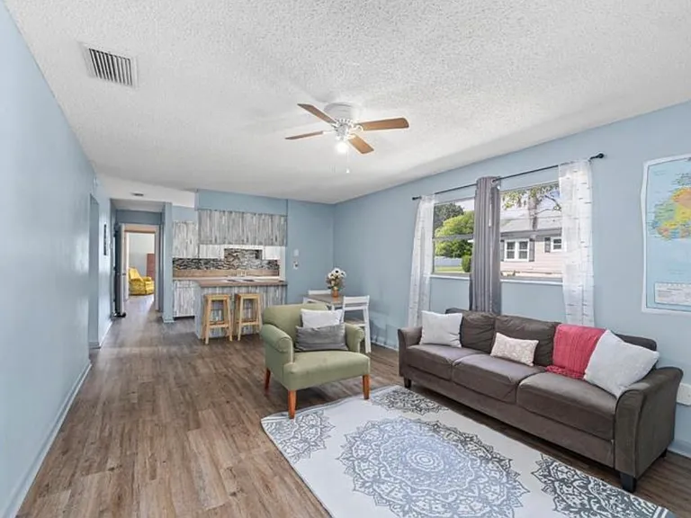 902 E Valencia St — Photo 4