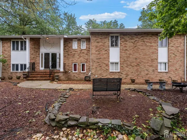 1 Hidden Lake Dr, North Brunswick, NJ 08902