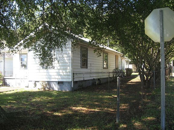 3rd image of 823 Adams Dr
