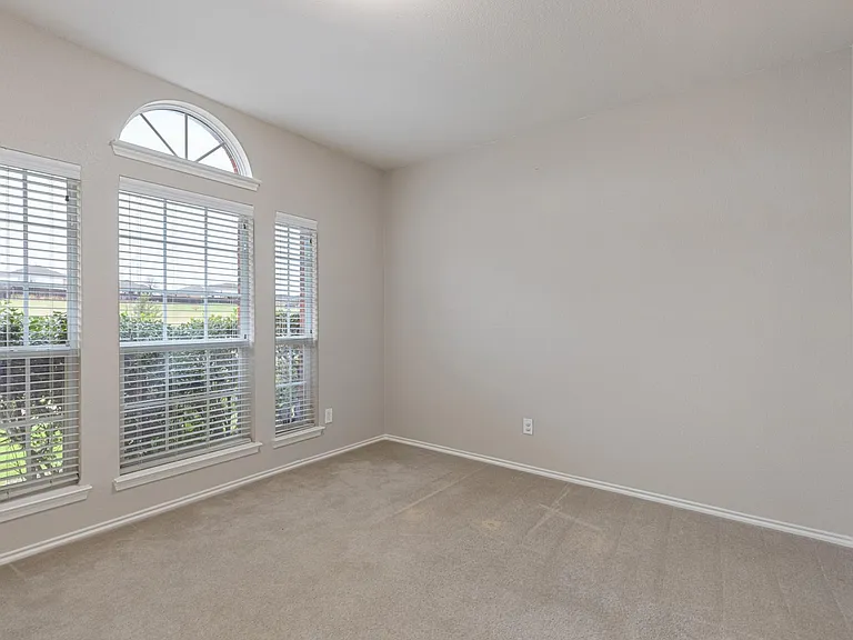 12913 Farmington Dr — Photo 18