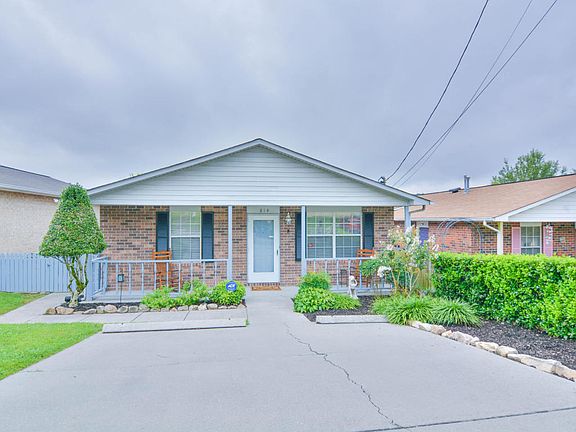 3rd image of 814 Valerie Ln