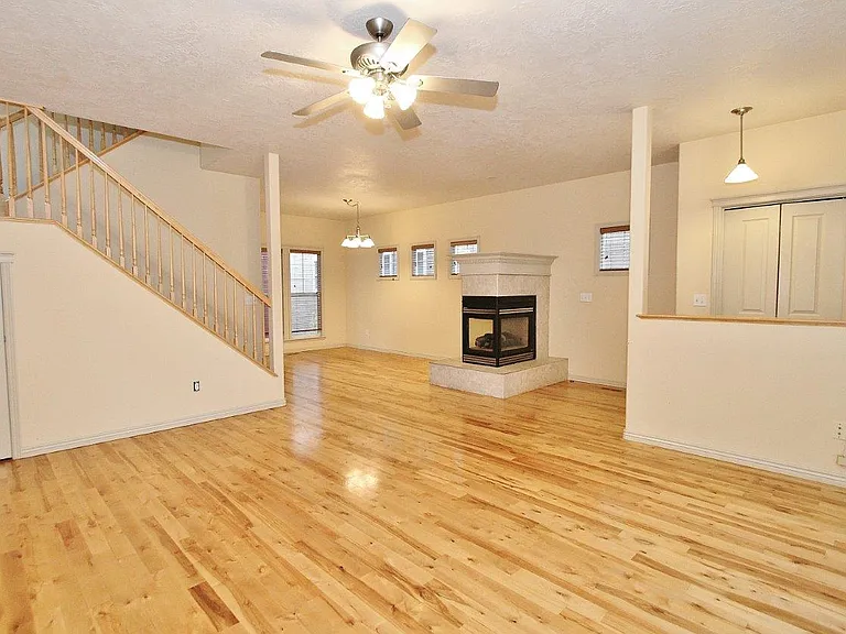 385 W Hale St — Photo 2
