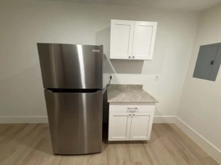 934 N Hollywood St — Photo 5