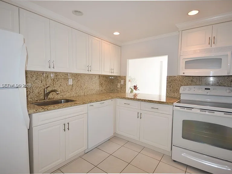 1000 Parkview Dr #426 — Photo 3