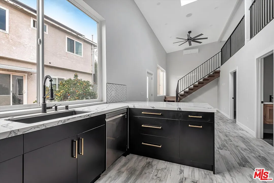 2 bed, 1.0 bath, 1120 sqft, $4,300 — Photo 3