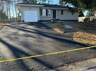 320 W 4th St, Deer Park, NY 11729