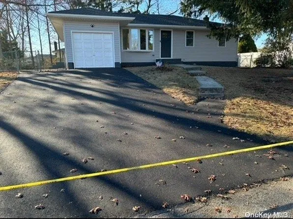 320 W 4th Street, Deer Park, NY 11729