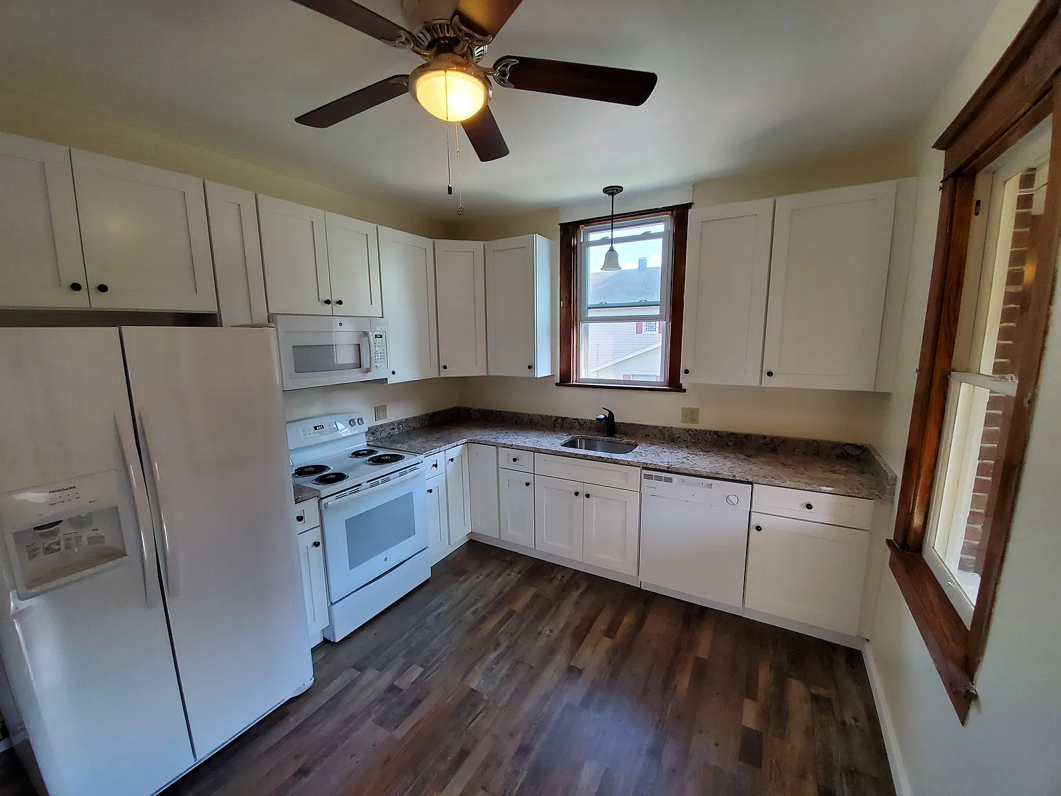 3 bed, 1.5 bath, 1200 sqft, $2,100 — Photo 2