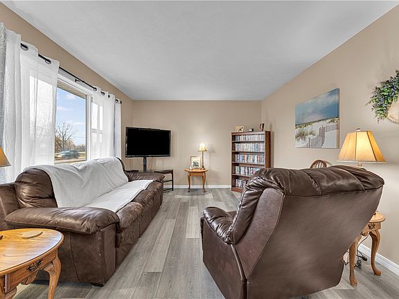 4th image of 215 Oakcrest Rd